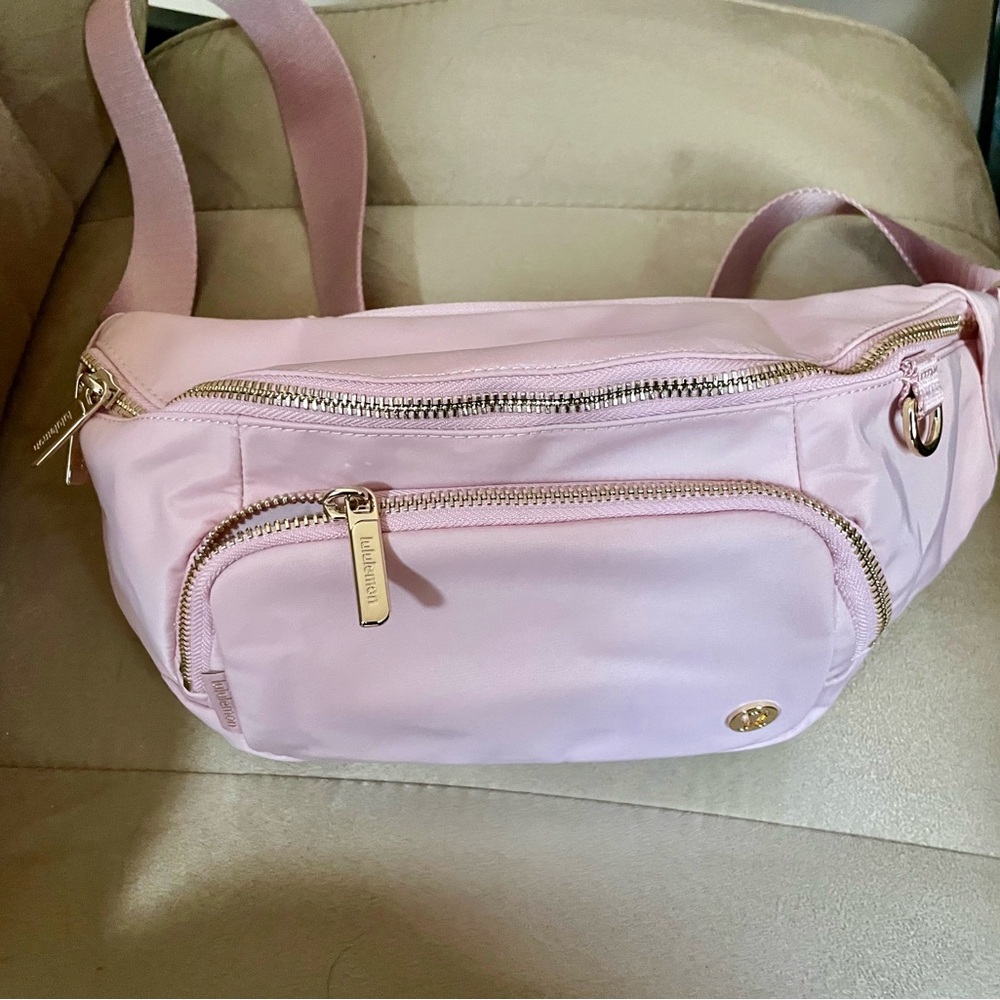 Lululemon Athletica Everywhere Belt Bag. XL, pink haze/gold